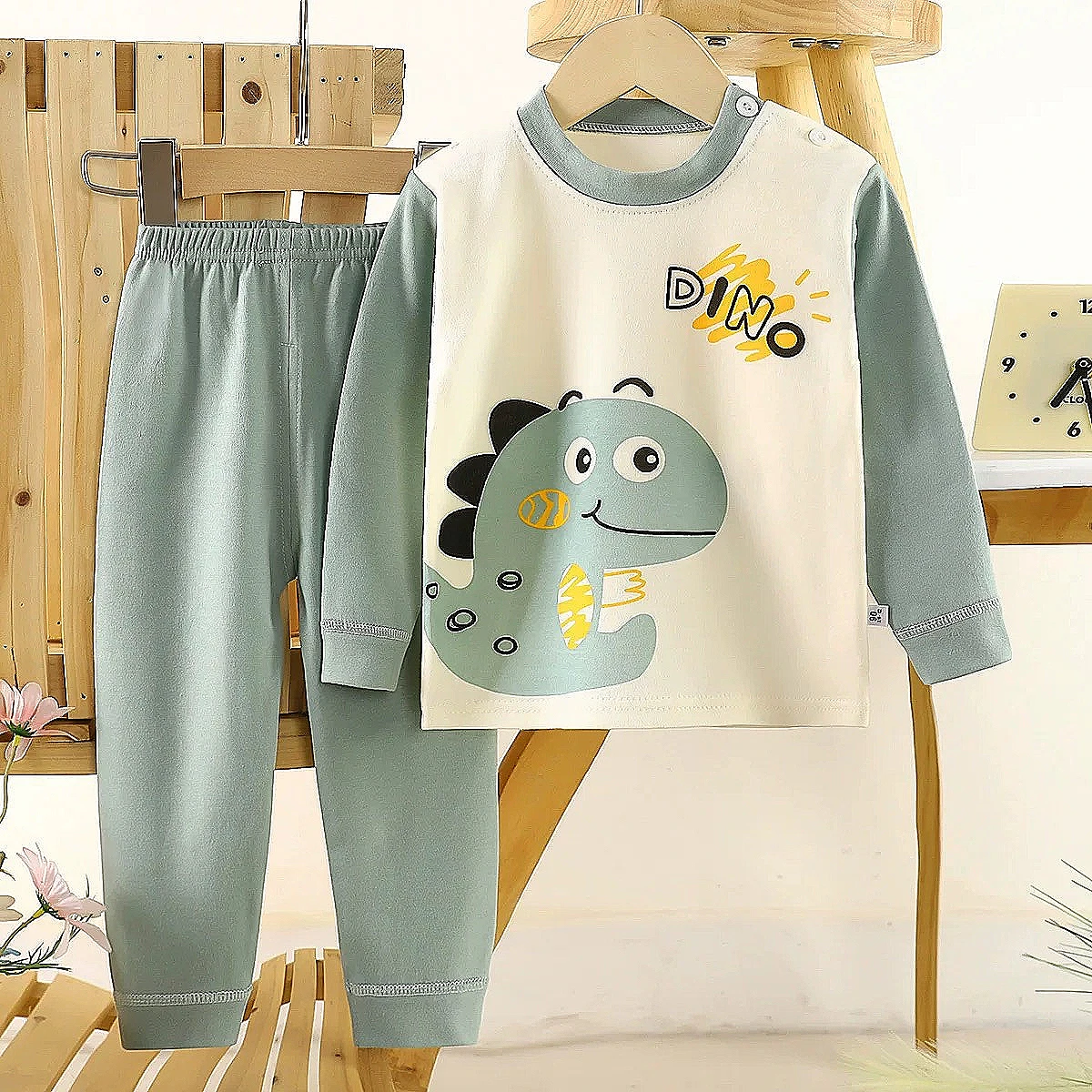 سێتێکی منداڵانەی شیک پێکهاتوو لە دوو پارچە