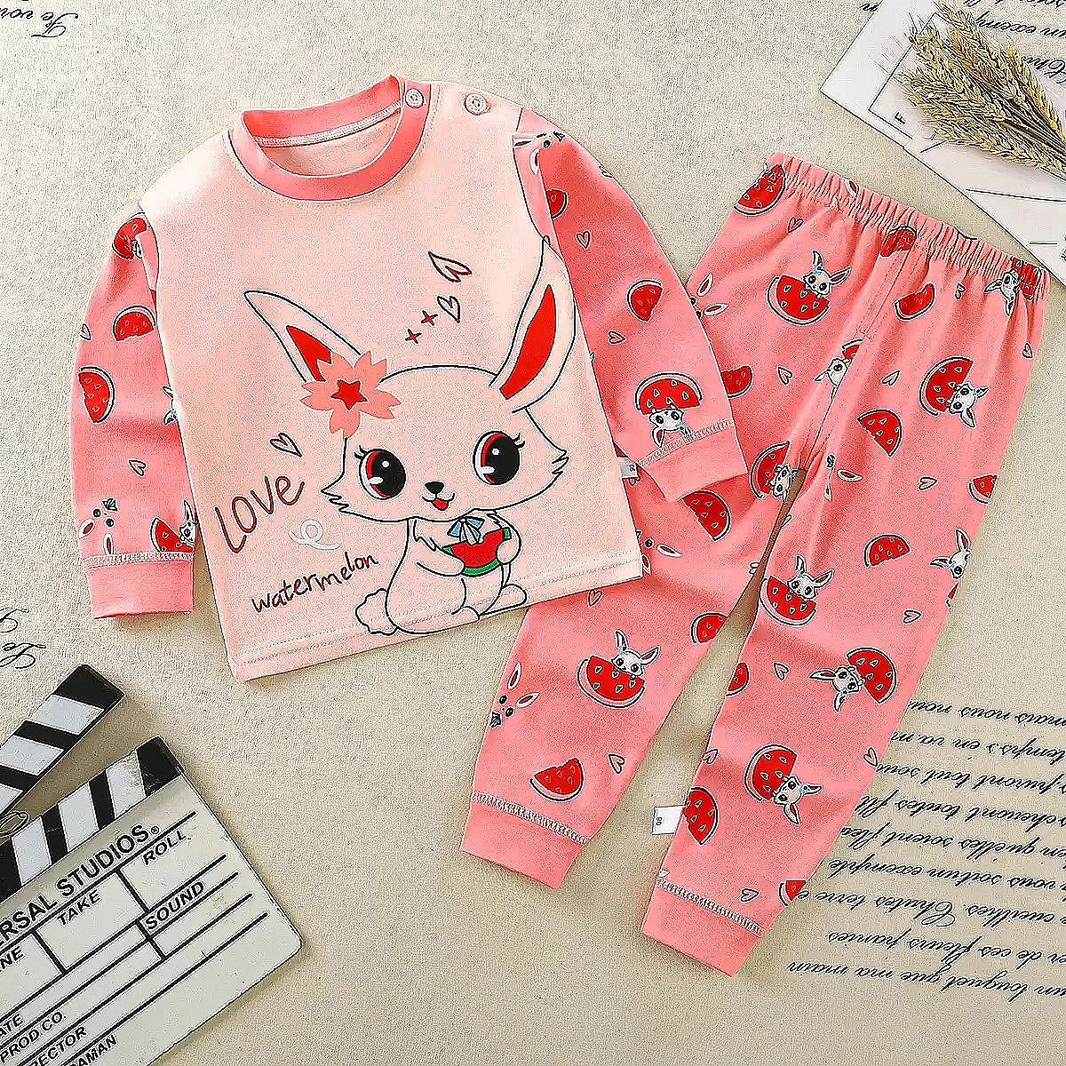 سێتێکی منداڵانەی شیک پێکهاتوو لە دوو پارچە