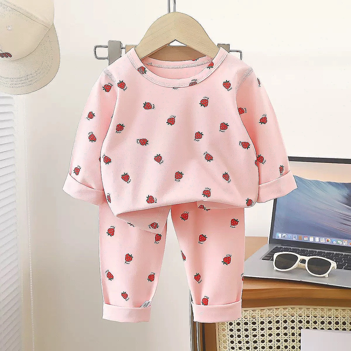 سێتێکی منداڵانەی شیک پێکهاتوو لە دوو پارچە