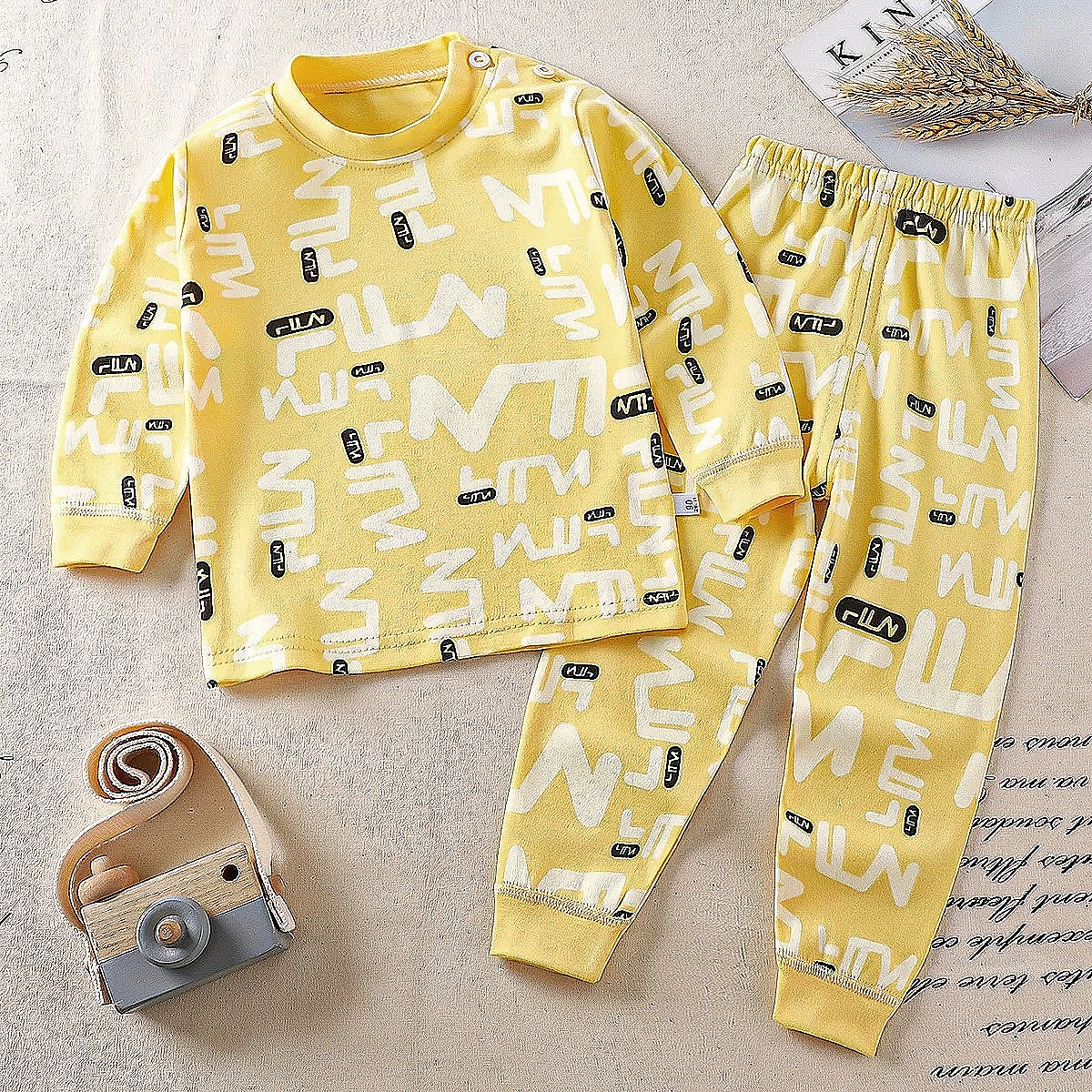 سێتێکی منداڵانەی شیک پێکهاتوو لە دوو پارچە