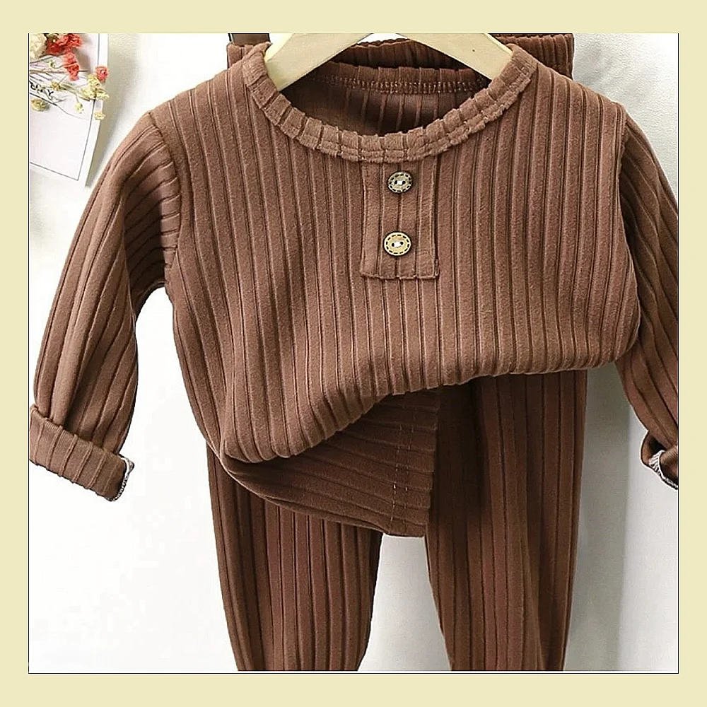 سێتێکی منداڵانەی شیک پێکهاتوو لە دوو پارچە