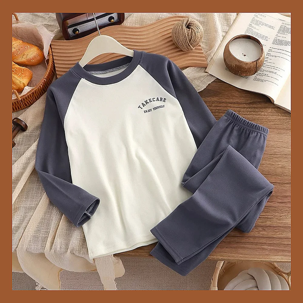 سێتێکی منداڵانەی شیک پێکهاتوو لە دوو پارچە