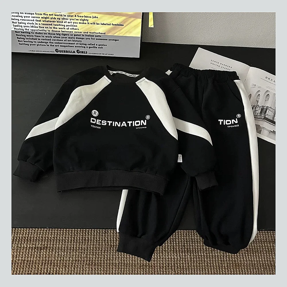 سێتێکی منداڵانەی شیک پێکهاتوو لە دوو پارچە